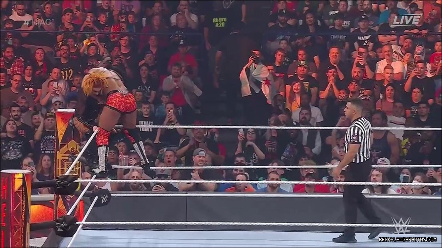 WWE_Hell_In_A_Cell_2022_720p_WEB_h264-HEEL_mp4_001519587.jpg