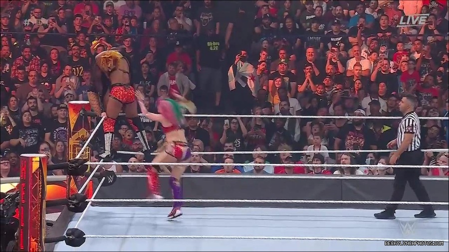 WWE_Hell_In_A_Cell_2022_720p_WEB_h264-HEEL_mp4_001521587.jpg