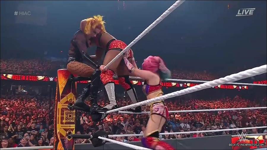 WWE_Hell_In_A_Cell_2022_720p_WEB_h264-HEEL_mp4_001522387.jpg