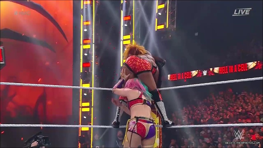 WWE_Hell_In_A_Cell_2022_720p_WEB_h264-HEEL_mp4_001525587.jpg