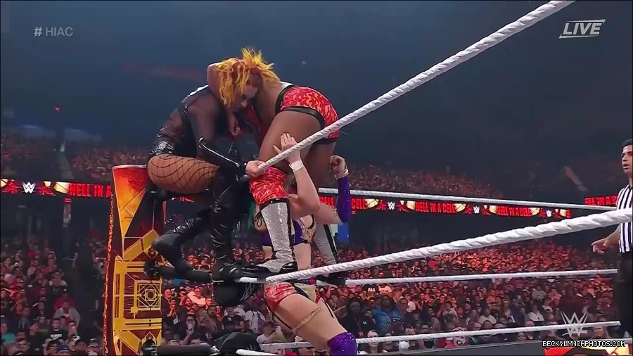 WWE_Hell_In_A_Cell_2022_720p_WEB_h264-HEEL_mp4_001526387.jpg
