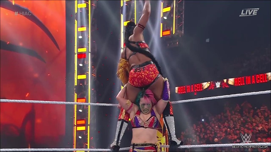 WWE_Hell_In_A_Cell_2022_720p_WEB_h264-HEEL_mp4_001530387.jpg