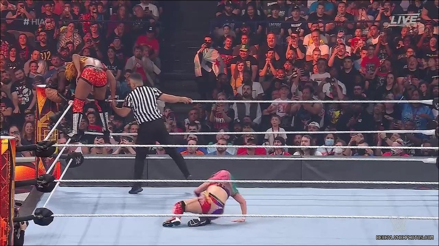 WWE_Hell_In_A_Cell_2022_720p_WEB_h264-HEEL_mp4_001536787.jpg