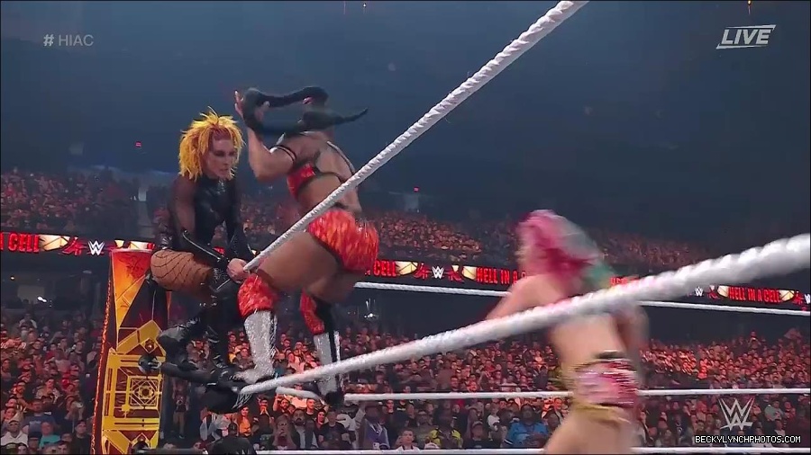 WWE_Hell_In_A_Cell_2022_720p_WEB_h264-HEEL_mp4_001546387.jpg