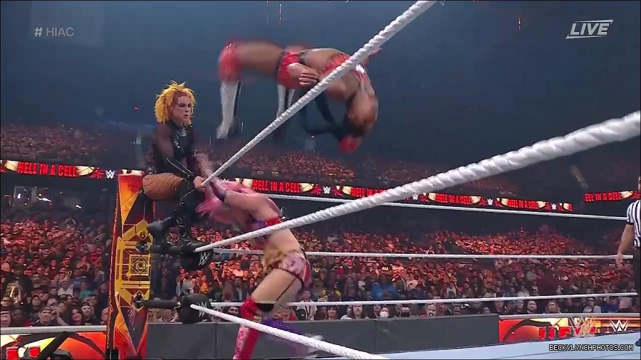 WWE_Hell_In_A_Cell_2022_720p_WEB_h264-HEEL_mp4_001546787.jpg