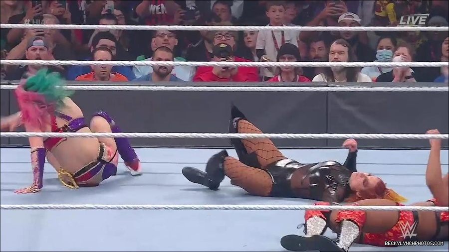 WWE_Hell_In_A_Cell_2022_720p_WEB_h264-HEEL_mp4_001555987.jpg