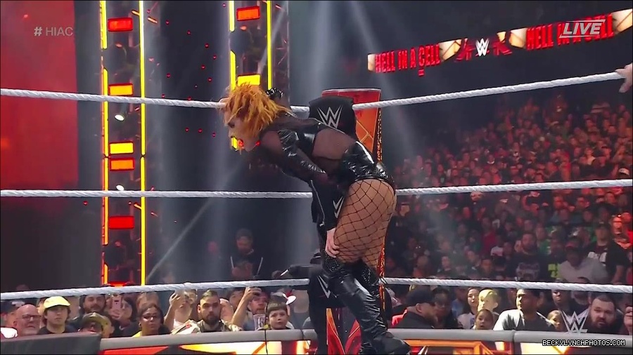 WWE_Hell_In_A_Cell_2022_720p_WEB_h264-HEEL_mp4_001619187.jpg