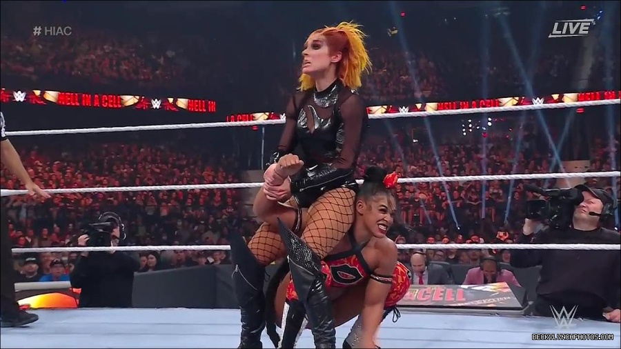 WWE_Hell_In_A_Cell_2022_720p_WEB_h264-HEEL_mp4_001667187.jpg