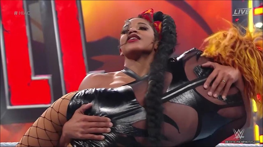 WWE_Hell_In_A_Cell_2022_720p_WEB_h264-HEEL_mp4_001696787.jpg