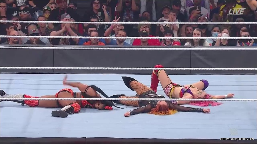 WWE_Hell_In_A_Cell_2022_720p_WEB_h264-HEEL_mp4_001720754.jpg