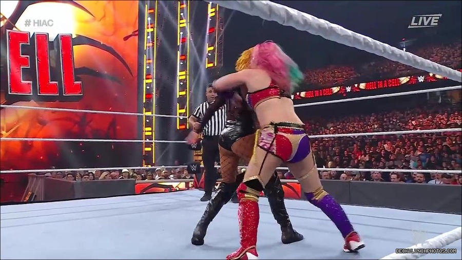 WWE_Hell_In_A_Cell_2022_720p_WEB_h264-HEEL_mp4_001765554.jpg