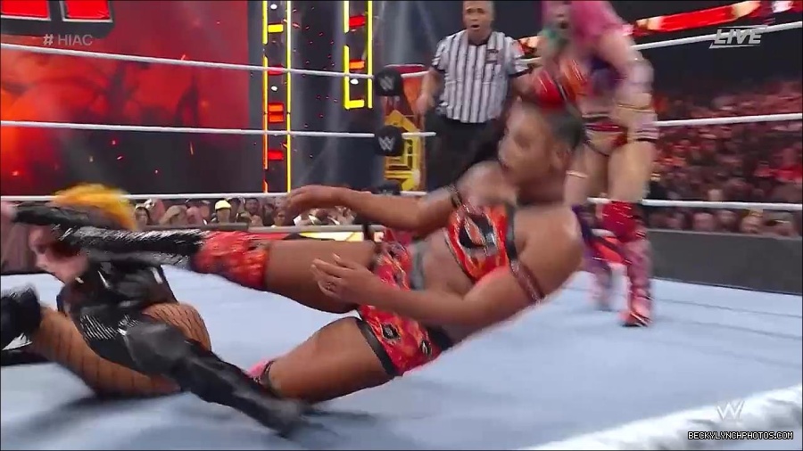 WWE_Hell_In_A_Cell_2022_720p_WEB_h264-HEEL_mp4_001784754.jpg
