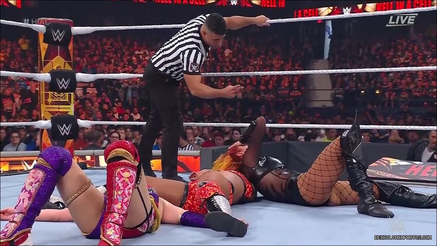 WWE_Hell_In_A_Cell_2022_720p_WEB_h264-HEEL_mp4_001801554.jpg
