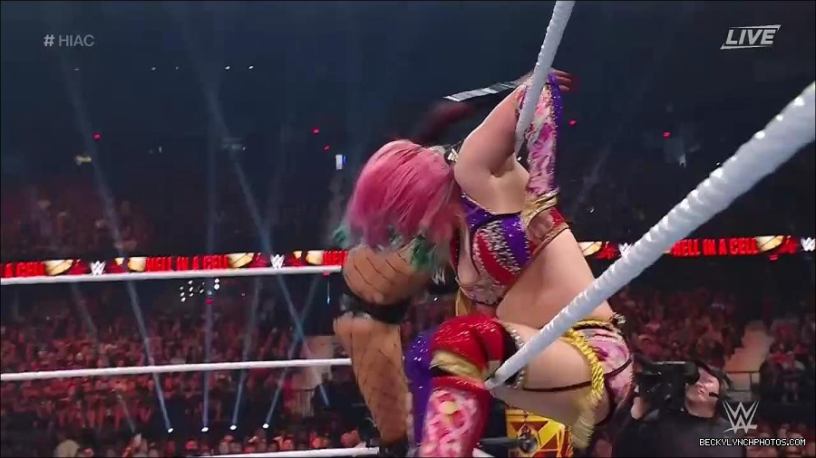 WWE_Hell_In_A_Cell_2022_720p_WEB_h264-HEEL_mp4_001844754.jpg