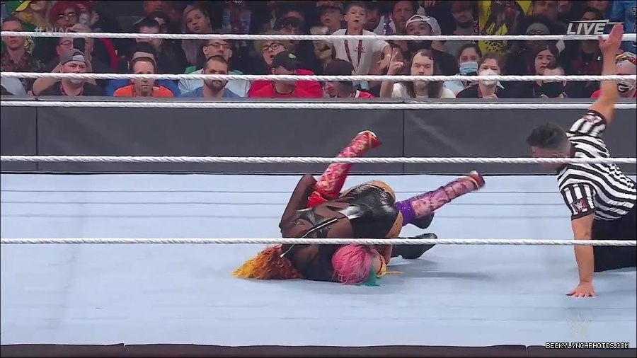 WWE_Hell_In_A_Cell_2022_720p_WEB_h264-HEEL_mp4_001871554.jpg