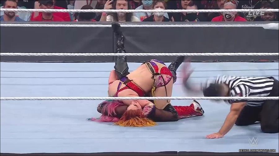 WWE_Hell_In_A_Cell_2022_720p_WEB_h264-HEEL_mp4_001874354.jpg