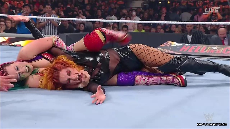 WWE_Hell_In_A_Cell_2022_720p_WEB_h264-HEEL_mp4_001890754.jpg