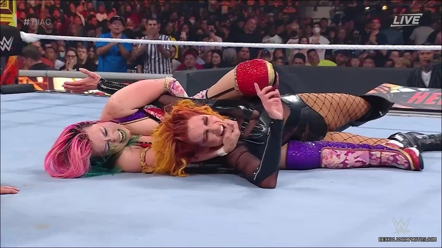 WWE_Hell_In_A_Cell_2022_720p_WEB_h264-HEEL_mp4_001892354.jpg