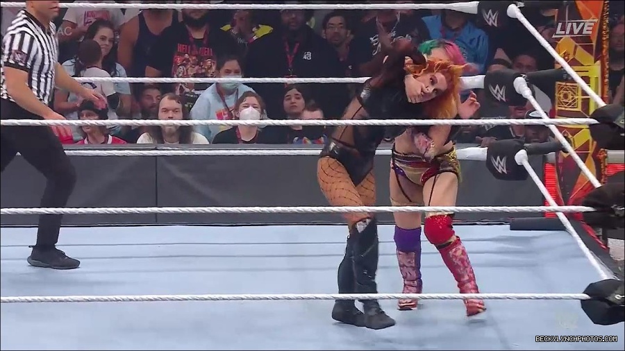 WWE_Hell_In_A_Cell_2022_720p_WEB_h264-HEEL_mp4_001901954.jpg