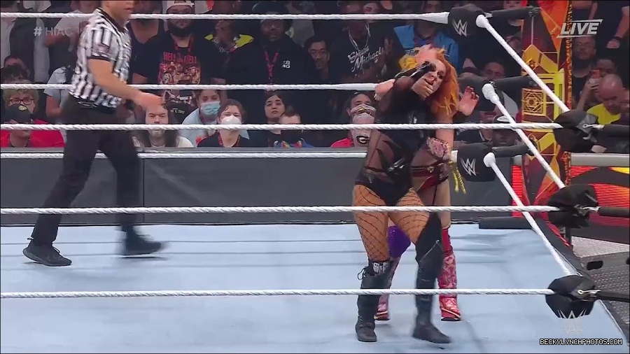 WWE_Hell_In_A_Cell_2022_720p_WEB_h264-HEEL_mp4_001902354.jpg