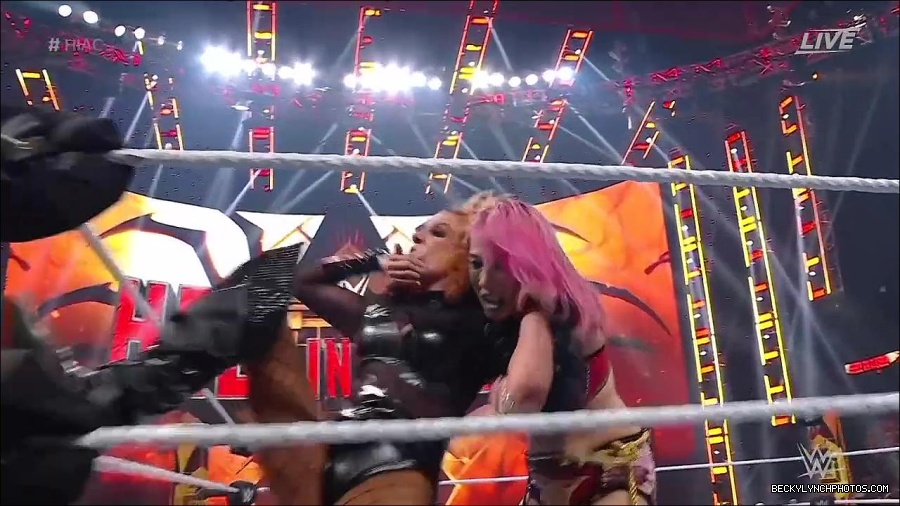 WWE_Hell_In_A_Cell_2022_720p_WEB_h264-HEEL_mp4_001903154.jpg