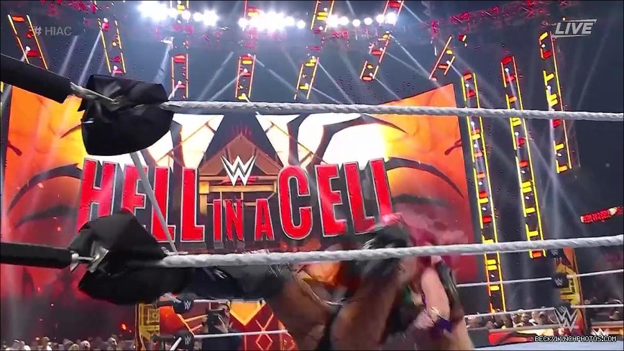 WWE_Hell_In_A_Cell_2022_720p_WEB_h264-HEEL_mp4_001903554.jpg