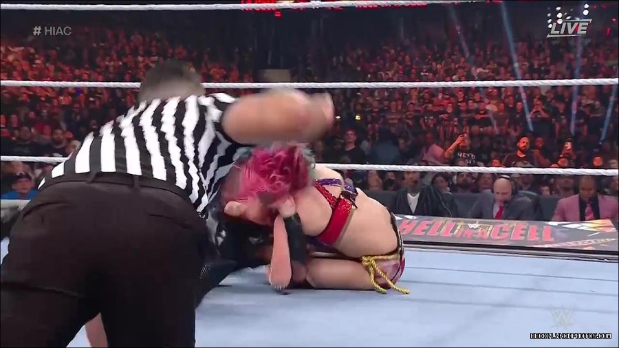 WWE_Hell_In_A_Cell_2022_720p_WEB_h264-HEEL_mp4_001907554.jpg