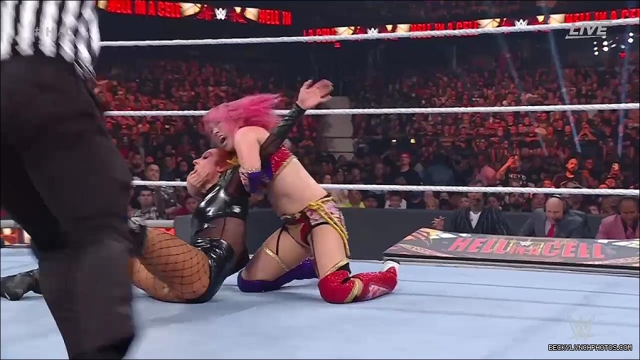 WWE_Hell_In_A_Cell_2022_720p_WEB_h264-HEEL_mp4_001908354.jpg