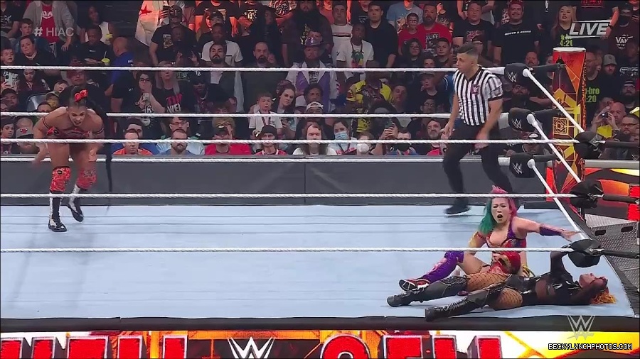 WWE_Hell_In_A_Cell_2022_720p_WEB_h264-HEEL_mp4_001928354.jpg