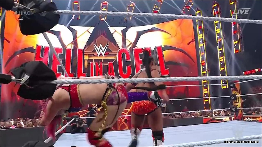 WWE_Hell_In_A_Cell_2022_720p_WEB_h264-HEEL_mp4_001932754.jpg