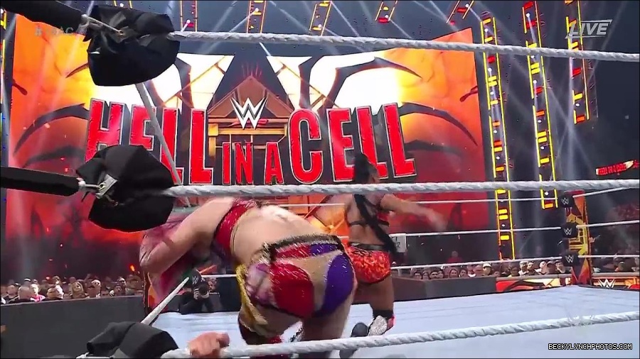 WWE_Hell_In_A_Cell_2022_720p_WEB_h264-HEEL_mp4_001933154.jpg