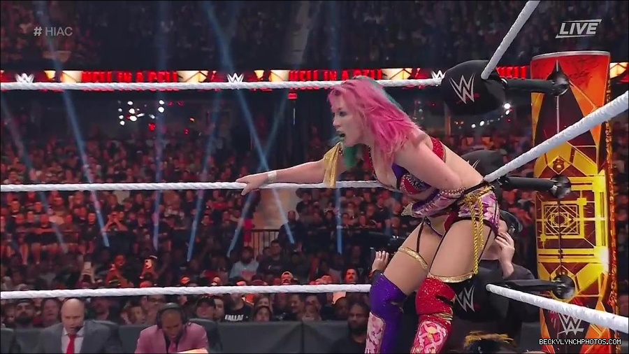 WWE_Hell_In_A_Cell_2022_720p_WEB_h264-HEEL_mp4_001935554.jpg
