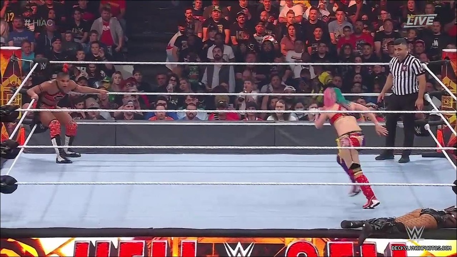 WWE_Hell_In_A_Cell_2022_720p_WEB_h264-HEEL_mp4_001937554.jpg
