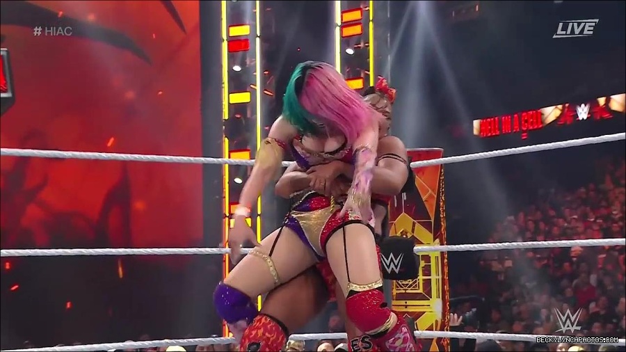 WWE_Hell_In_A_Cell_2022_720p_WEB_h264-HEEL_mp4_001941554.jpg