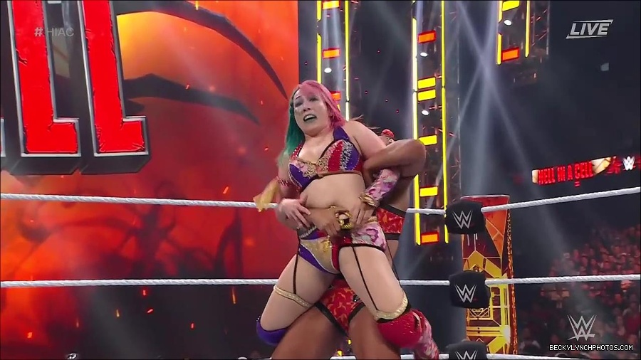 WWE_Hell_In_A_Cell_2022_720p_WEB_h264-HEEL_mp4_001945154.jpg