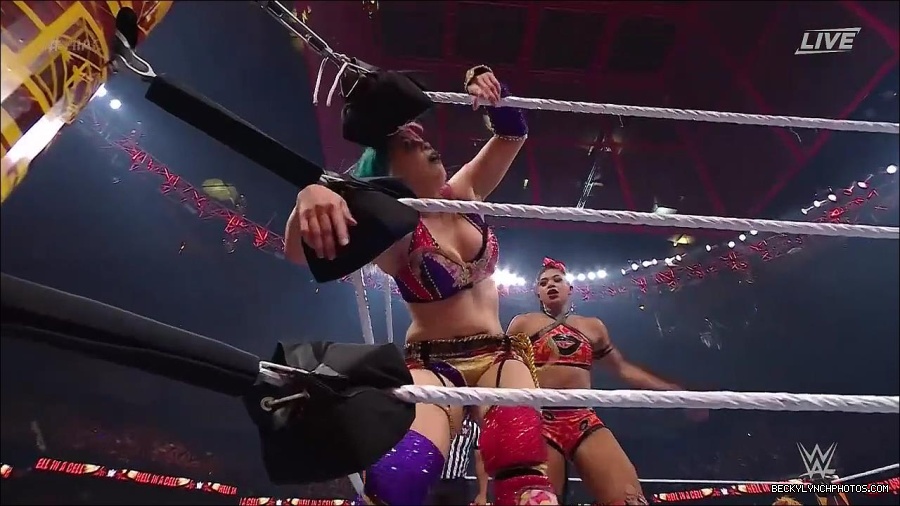 WWE_Hell_In_A_Cell_2022_720p_WEB_h264-HEEL_mp4_001951554.jpg