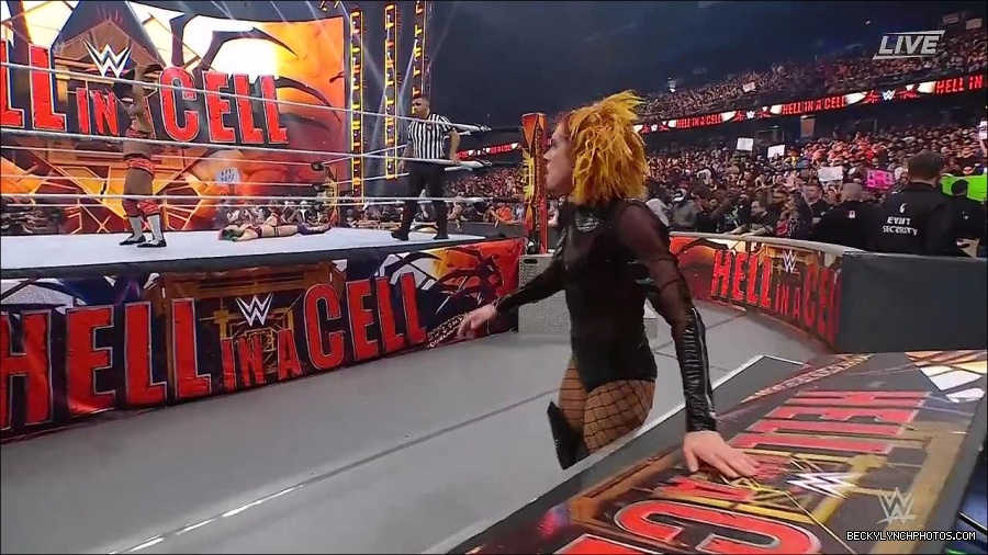 WWE_Hell_In_A_Cell_2022_720p_WEB_h264-HEEL_mp4_001997554.jpg