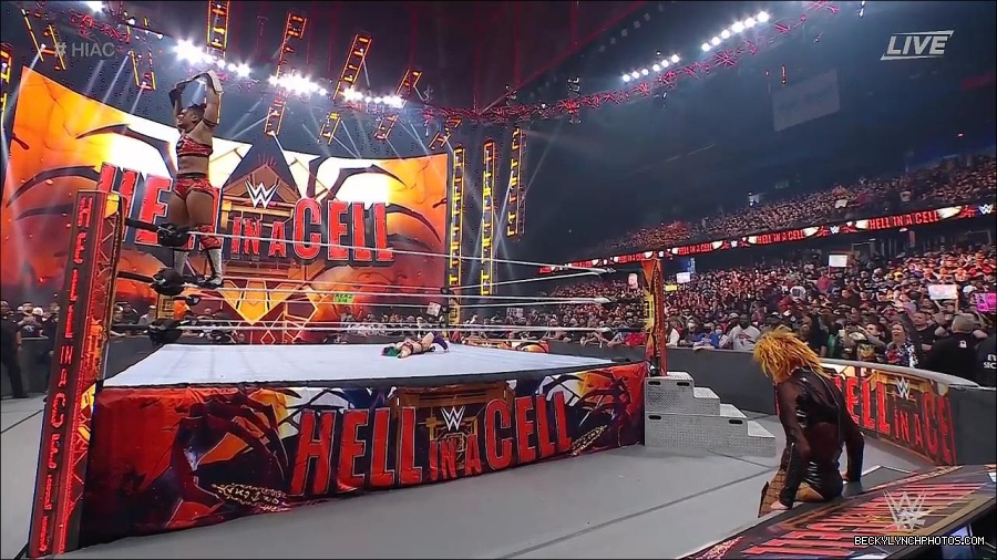 WWE_Hell_In_A_Cell_2022_720p_WEB_h264-HEEL_mp4_002035521.jpg