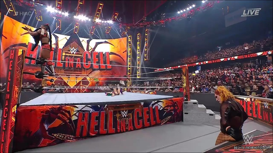 WWE_Hell_In_A_Cell_2022_720p_WEB_h264-HEEL_mp4_002046321.jpg