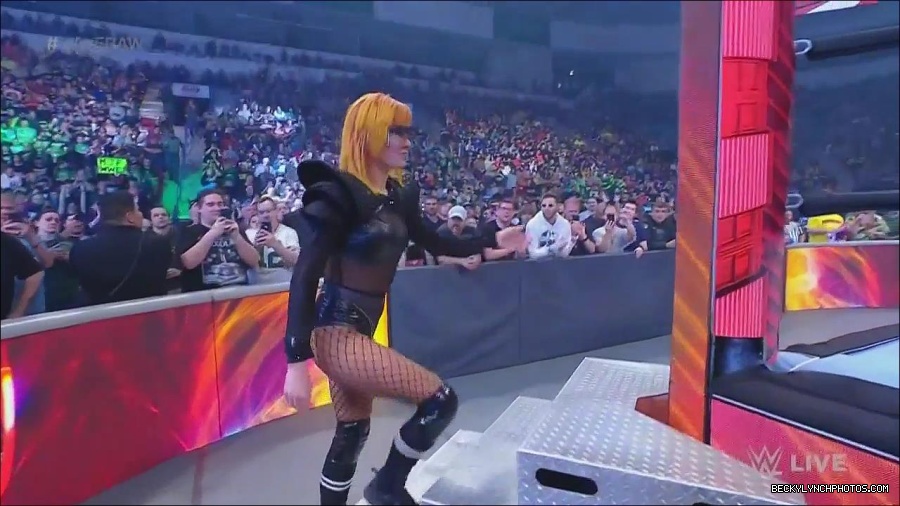 WWE_Monday_Night_Raw_2022_06_06_720p_HDTV_x264-NWCHD_mp4_001417182.jpg