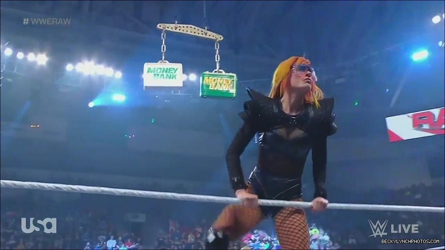 WWE_Monday_Night_Raw_2022_06_06_720p_HDTV_x264-NWCHD_mp4_001429995.jpg
