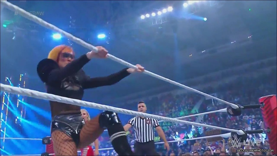 WWE_Monday_Night_Raw_2022_06_06_720p_HDTV_x264-NWCHD_mp4_001433599.jpg