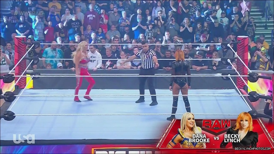 WWE_Monday_Night_Raw_2022_06_06_720p_HDTV_x264-NWCHD_mp4_001522454.jpg