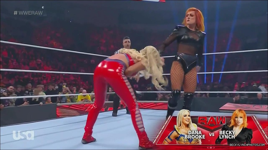 WWE_Monday_Night_Raw_2022_06_06_720p_HDTV_x264-NWCHD_mp4_001526858.jpg