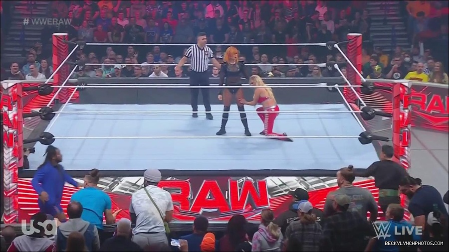 WWE_Monday_Night_Raw_2022_06_06_720p_HDTV_x264-NWCHD_mp4_001544476.jpg