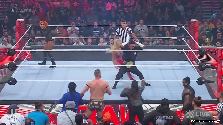 WWE_Monday_Night_Raw_2022_06_06_720p_HDTV_x264-NWCHD_mp4_001555287.jpg