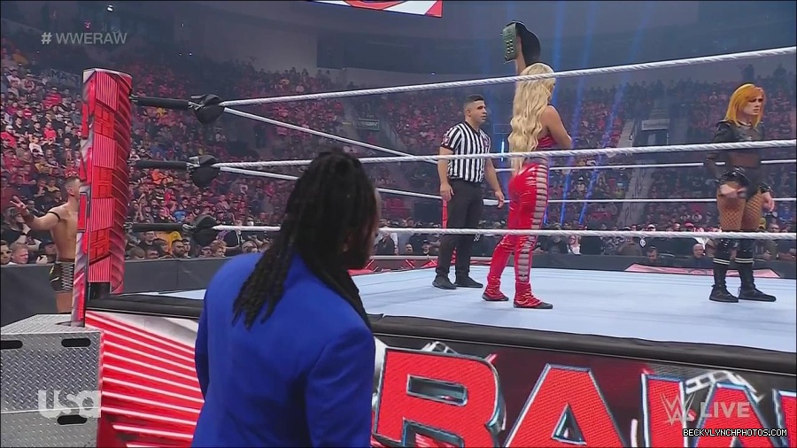 WWE_Monday_Night_Raw_2022_06_06_720p_HDTV_x264-NWCHD_mp4_001597729.jpg