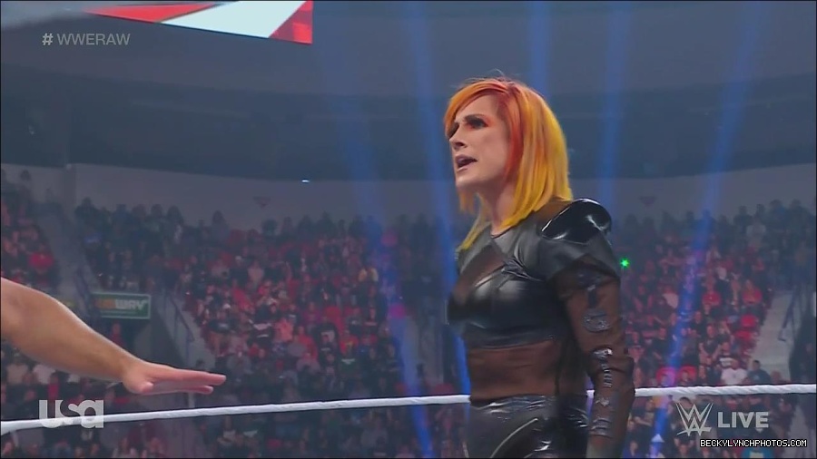 WWE_Monday_Night_Raw_2022_06_06_720p_HDTV_x264-NWCHD_mp4_001602134.jpg