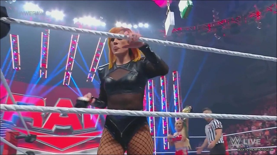 WWE_Monday_Night_Raw_2022_06_06_720p_HDTV_x264-NWCHD_mp4_001605737.jpg