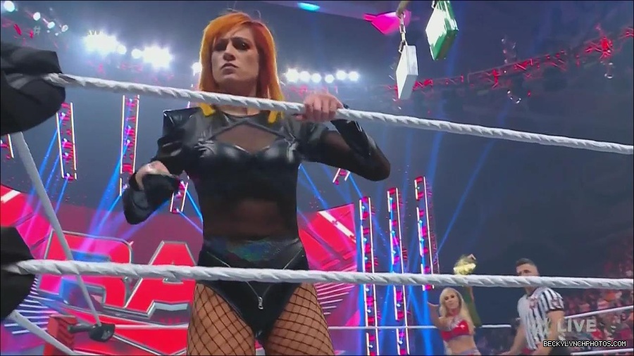 WWE_Monday_Night_Raw_2022_06_06_720p_HDTV_x264-NWCHD_mp4_001606138.jpg
